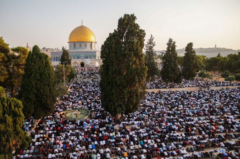 قوات الاحتلال تعتقل مفتي القدس وفلسطين من المسجد الأقصى