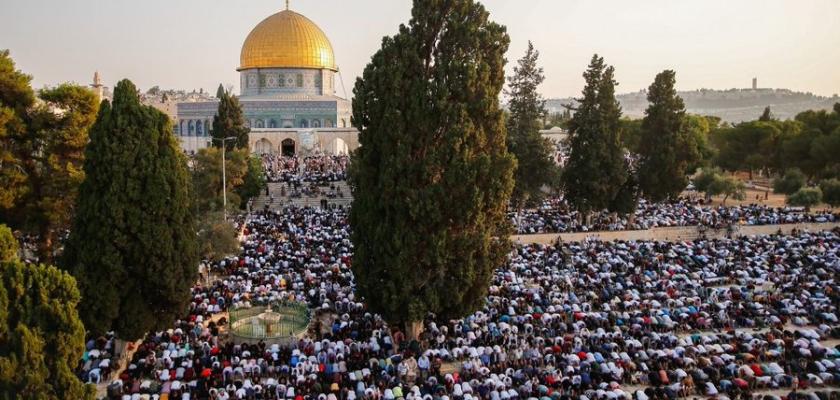 قوات الاحتلال تعتقل مفتي القدس وفلسطين من المسجد الأقصى
