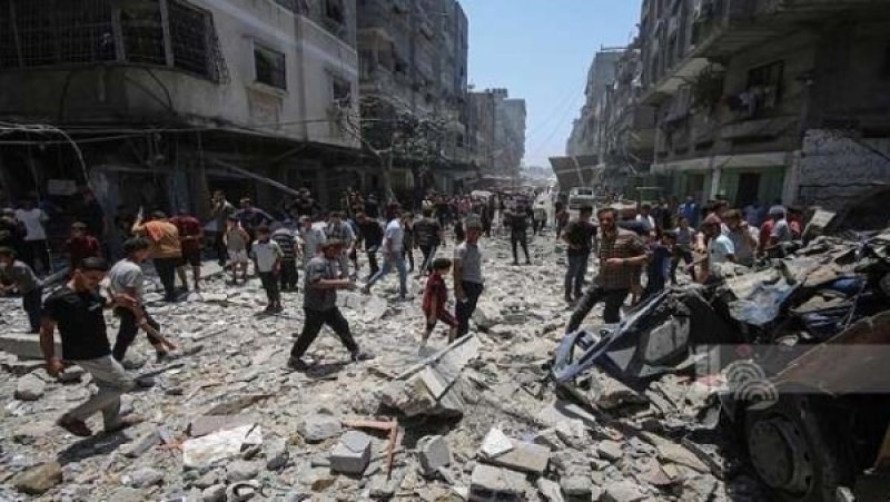 آلاف الفلسطينيين يتدافعون للحصول على المساعدات.. وجيش الاحتلال يستهدف العشرات منهم