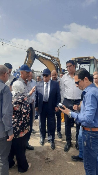 ”مرزوق” يصل الي موقع كسر خط المياه الرئيسي بشارع ترعة المنصورية