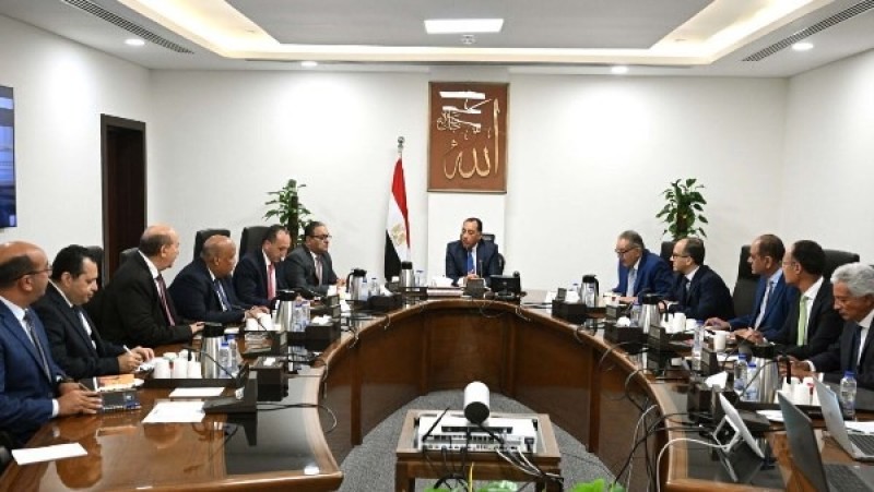 رئيس الوزراء للتجار والمصنعين: حان وقت خفض الأسعار بعد توفر الدولار