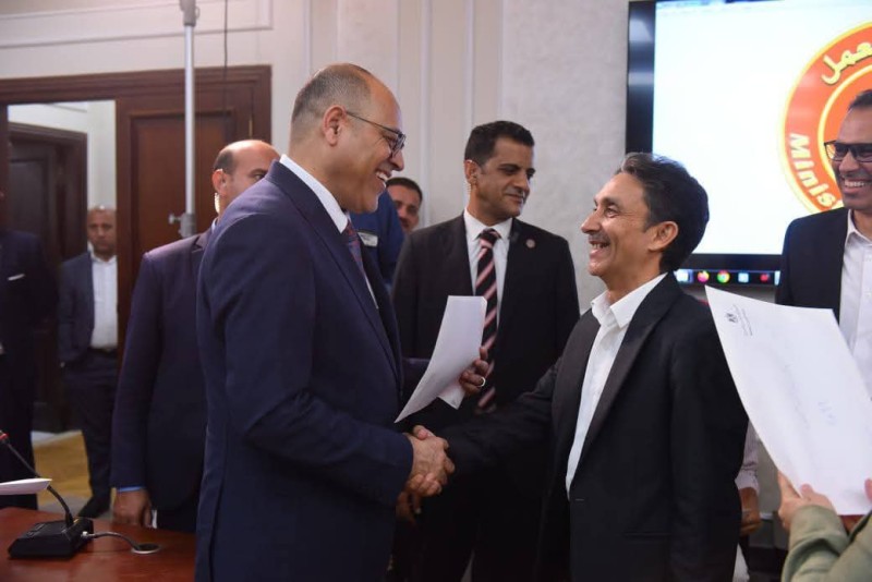 وزير العمل يُسلم عقود عمل جديدة لكودار مصرية اجتازوا الاختبارات للعمل بشركة مقاولات في ”البوسنة والهرسك”