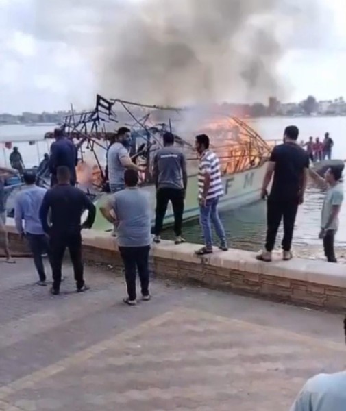 حريق في مركب رحلات نيلية بكورنيش رشيد: الحماية المدنية تنقذ الموقف