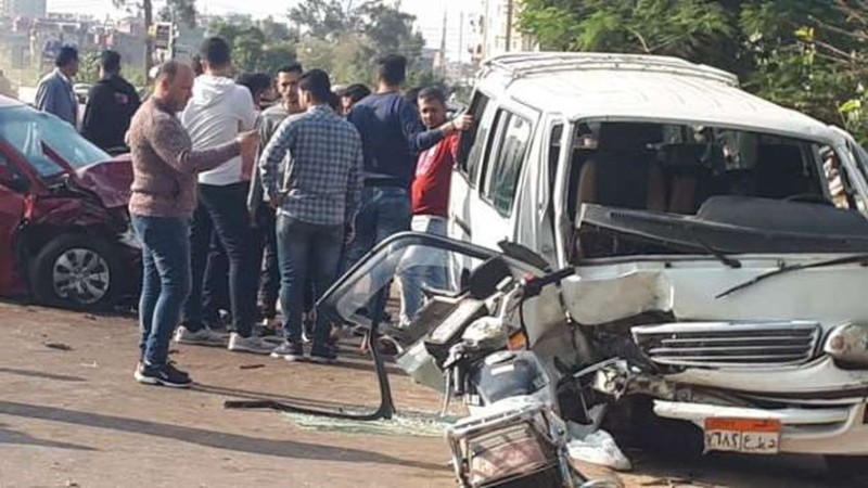 إصابة 9 أشخاص إثر حادث اصطدام ميكروباص بسيارة ملاكي بصحراوي البحيرة