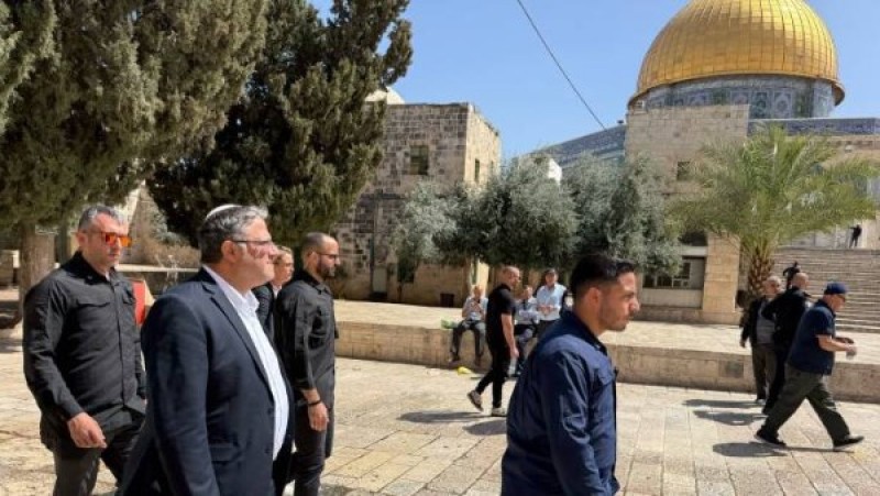 وزير جيش الاحتلال يقتحم المسجد الأقصى بحراسة مشددة
