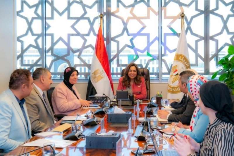وزيرة التنمية المحلية تستعرض ميزانية وزارة البيئة و تدعم المشروعات الخضراء و الصناعات الصديقة للبيئة