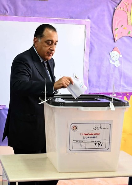 ”مدبولي” يُدلي بصوته في انتخابات مجلس الشيوخ 2025 .. بلجنته الانتخابية في الشيخ زايد