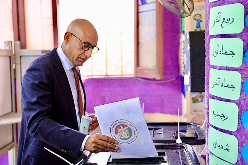 محمد عبد اللطيف وزير التربية والتعليم أدلي بصوته في انتخابات الشيوخ
