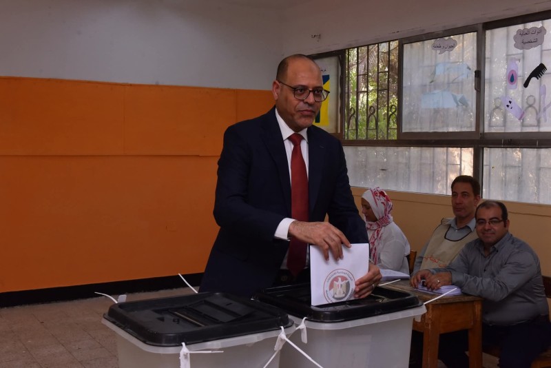 وزير العمل أدلي بصوته في انتخابات مجلس الشيوخ بالتجمع الخامس