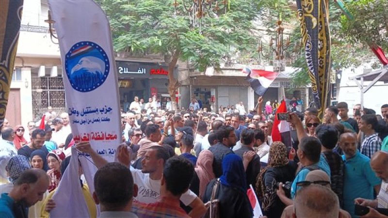 توافد المواطنيين