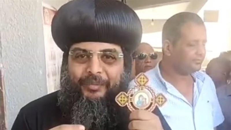 أسقف البحر الأحمر يدلي بصوته في الانتخابات