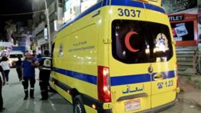 مصرع شخص وإصابة 13 آخرين في حادث تصادم على طريق السخنة