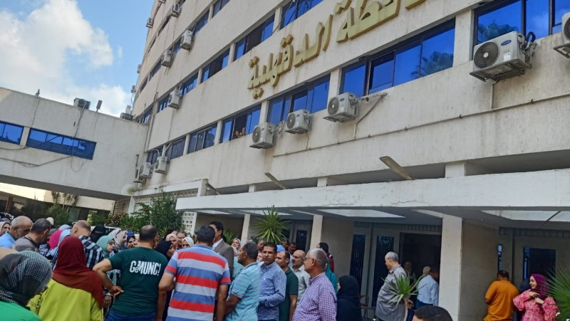 موظفوا ديوان عام محافظة الدقهلية يشاركون في التصويت دعماً للوطن وقدوة للأجهزة التنفيذية بالمحافظة