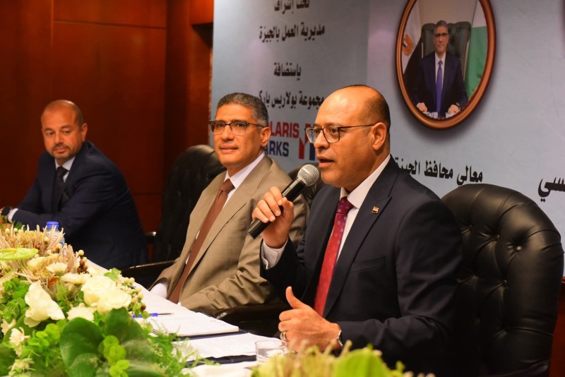 وزير العمل ومحافظ الجيزة يفتتحان ندوة تثقيفية للتوعية بمواد قانون العمل الجديد ..  ويُسلمان  40 عقد عمل لذوي همم