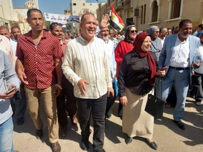 وكيل تعليم أسيوط يشارك بمسيرة حاشدة للمعلمين بمنفلوط لحث المواطنين على المشاركة فى الانتخابات