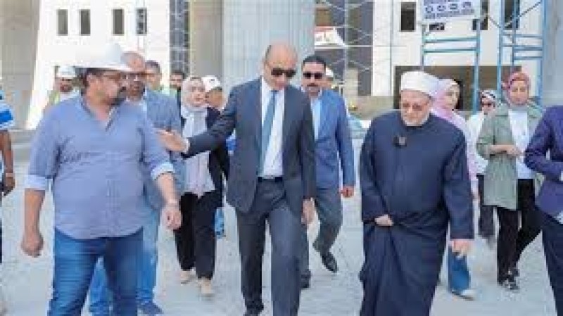 رئيس جامعة دمنهور يستقبل مفتي الجمهورية السابق لتفقد المستشفى الجامعي