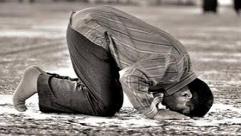 هل ابتلاع بقايا الطعام أثتاء الصلاة يبطلها؟ الموقف الشرعي
