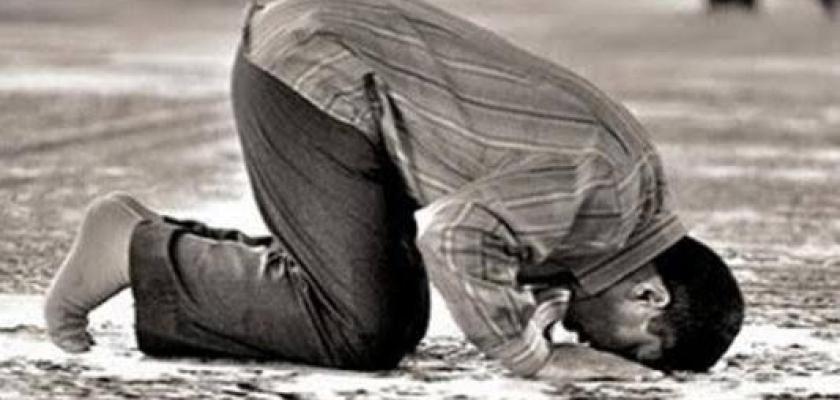 هل ابتلاع بقايا الطعام أثتاء الصلاة يبطلها؟ الموقف الشرعي
