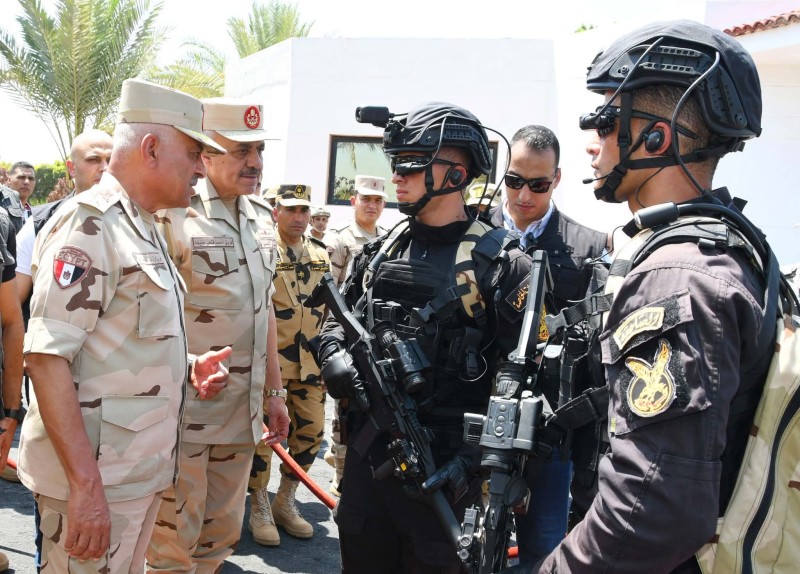 المتحدث العسكرى: وزير الدفاع والإنتاج الحربى يلتقى بعدد من مقاتلى القوات الخاصة من المظلات والصاعقة