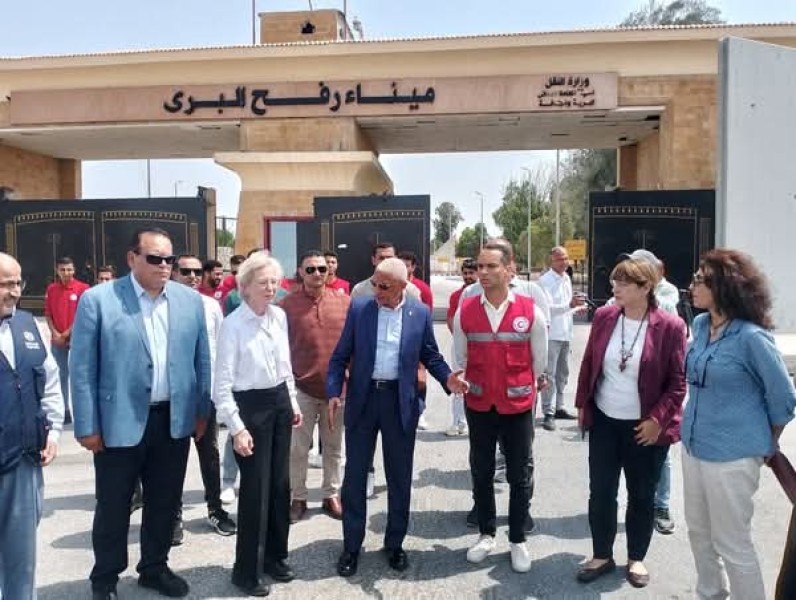 وفد من مجموعة الحكماء الداعمة لقضايا السلام في زيارة تفقدية لمعبر رفح البري