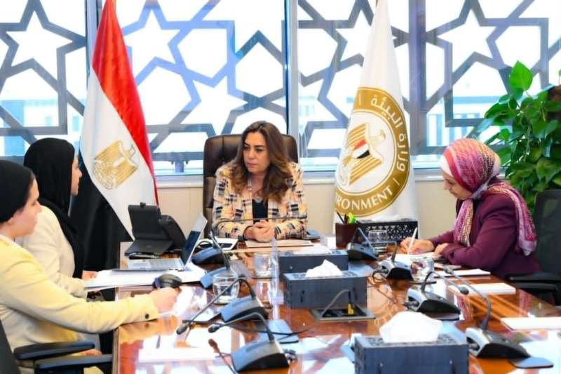 د. منال عوض تستعرض ملفًا حول المشروعات التى تنفذها  وزارة  البيئة من خلال مرفق البيئة العالمية