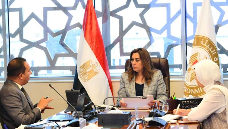 د. منال عوض تتابع جهود مُكافحة التلوث في ”مصرف المحيط” بالمنيا