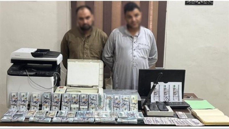 ضبط مبالغ مالية مقلدة وأدوات تستخدم في عملية التقليد بحوزة المتهمين