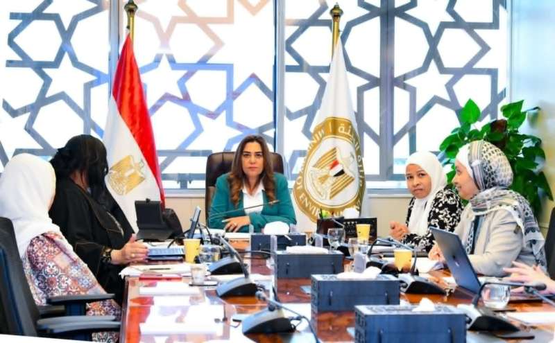 منال عوض تعقد اجتماعًا مع قطاع الإدارة البيئية لبحث منظومة تقييم الأثر البيئي للمشروعات