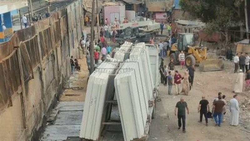 تأمين محطة مترو شبرا الخيمة بعد حريق المحلات الخارجية” صور ”