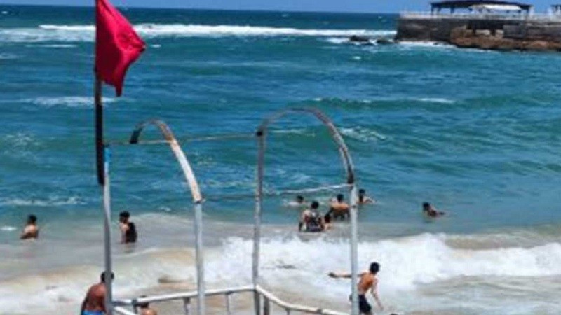رفع الراية الحمراء على شواطئ العجمي بسبب اضطراب الأمواج