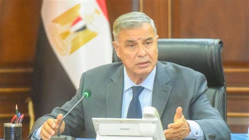 محافظ الإسكندرية يناشد المواطنين بالالتزام بتعليمات السلامة على الشواطئ