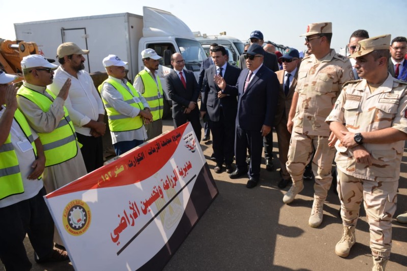 المحافظ وقائد قوات الدفاع الشعبي يتفقدان اصطفاف معدات مواجهة الأزمات والكوارث بشربين