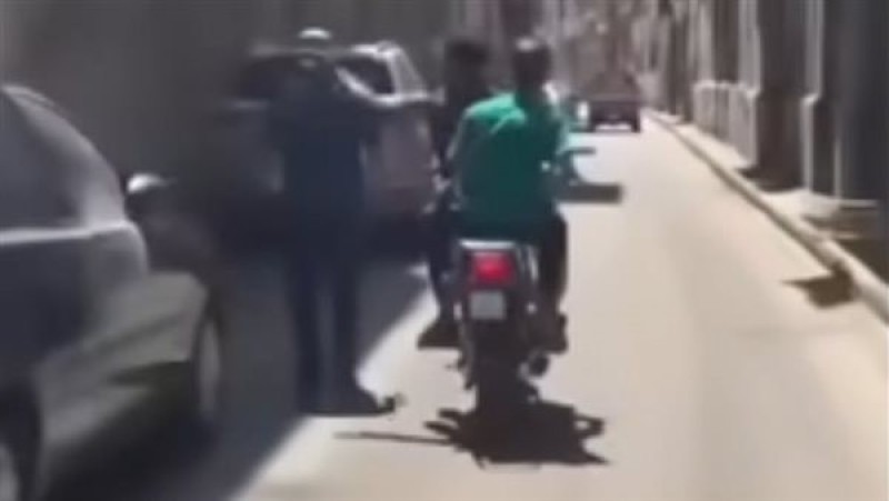 صفعوا المارة دون سبب.. ضبط 3 شباب بعد ظهورهم في مقطع فيديو