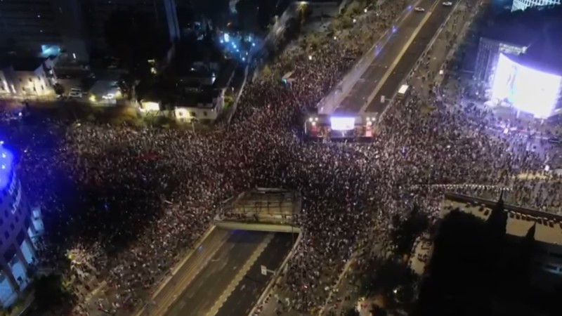 مظاهرات صباحية في تل أبيب لإجبار نتنياهو على وقف الحرب وإعادة الأسرى