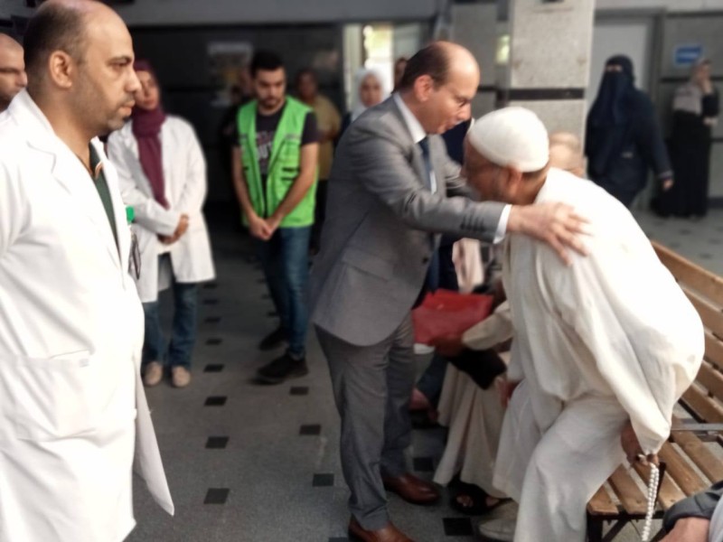 وكيل صحة الدقهلية يقبل رأس مسن ضعيف البصربـ” رمد المنصورة ”  ويوجه بمرافقته حتى انتهاء الكشف .. في لفتة إنسانية