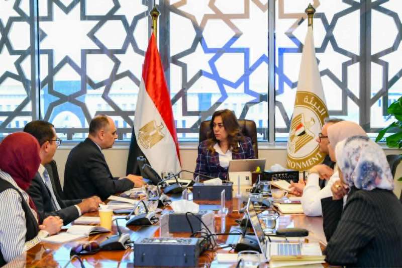 منال عوض تستعرض مع فريق مشروع ”الغردقة مدينة خضراء” محاور التنفيذ والنجاحات والتحديات