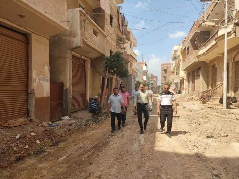 فرغلى يتابع أعمال رفع طبقة الاسفلت المتهالك بطريق مجمع مدارس المجد بمركز الرحمانية تمهيدا لرصفة