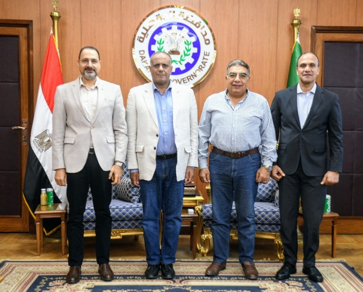 محافظ الدقهلية يستقبل الرئيس التنفيذي للهيئة العامة للبترول لبحث الأضرار البيئية لشركات معالجة صرف حقول الغاز بجمصة