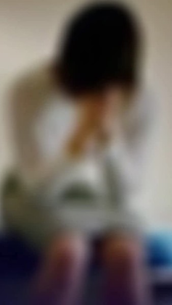 طالبة جامعية تتهم والدها باغتصابها أمام طفلتها والجهات الأمنية تحقق