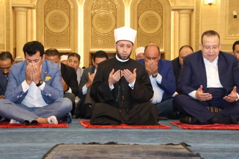 وزيرا الأوقاف والشباب والرياضة ومحافظ القاهرة ونقيب الأشراف يؤدون صلاة الجمعة بمسجد العلي العظيم بألماظة