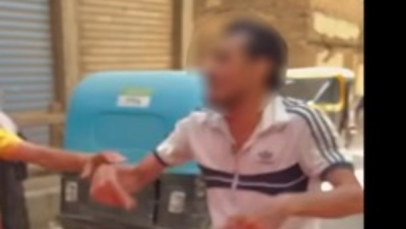 سائق توك توك يتعدى على طبيب بالضرب ويهدده بحرق سيارته