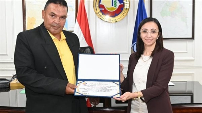 محمد عثمان سلام بدأ حياته العملية كعامل نظافة ثم حصل على ليسانس الحقوق وماجستير في القانون