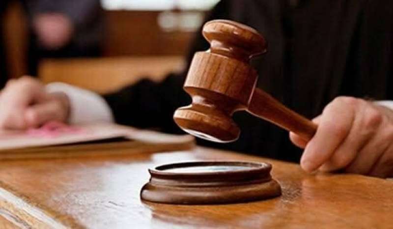الحكم 10 سنوات للأب المتهم بتعذيب نجليه التوأم ”لإجبارهما علي التسول” بالزقازيق