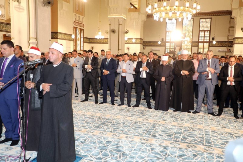وزراء الشباب والأوقاف والري ومفتي الجمهورية ومحافظ الشرقية ومساعد وزير التعليم يؤدون صلاة الجمعة بمسجد الفتح بالزقازيق