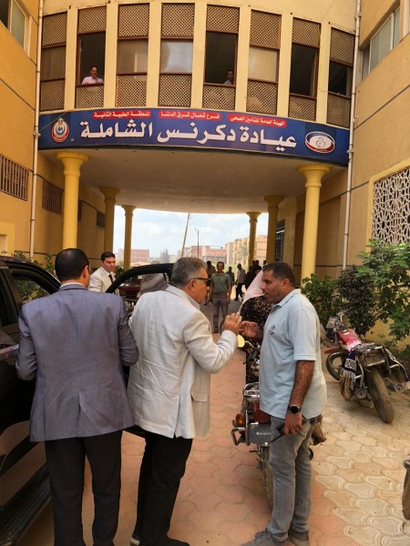 المحافظ في عيادة التأمين الصحي بدكرنس ويؤكد على انتظام العمل وحسن استقبال المرضى بعيادة دكرنس للتأمين الصحي