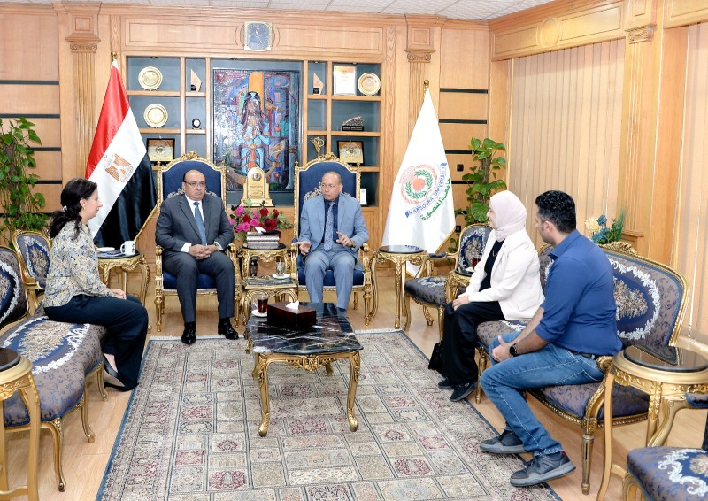 رئيس جامعة المنصورة يلتقي إدارة برنامج بكالوريوس الصيدلة الدولي لمتابعة سير العملية التنفيذية