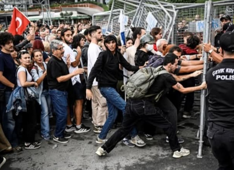 تفاصيل ما يحدث من حرب شوارع في إسطنبول