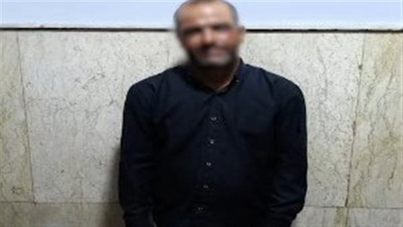 عامل يعتدي على كلب بالضرب في البحيرة