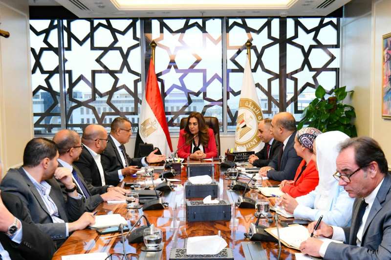 منال عوض تجتمع مع محافظ جنوب سيناء لمُتابعة مشروعات التطوير البيئي.