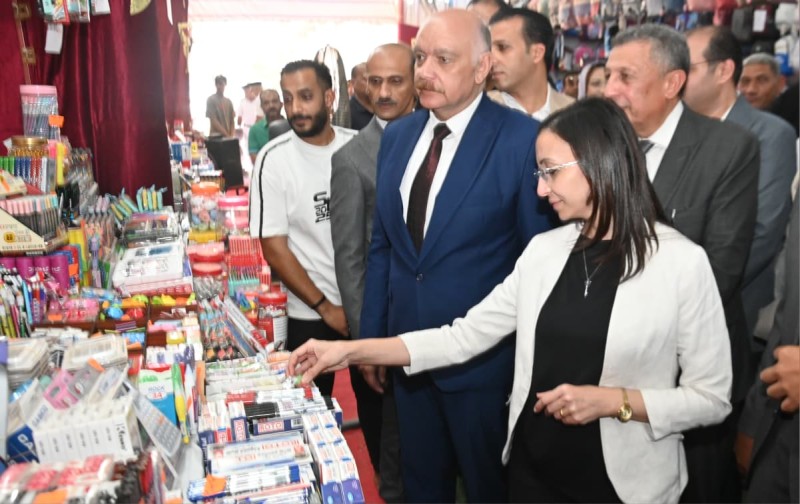 محافظ البحيرة تفتتح ثالث معارض ”أهلاً مدارس” بكفر الدوار لتوفير المستلزمات المدرسية بتخفيضات تصل إلى 40%